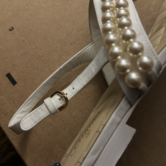 Authentic Chanel thong sandals with pearls - Picture 7 of 8
